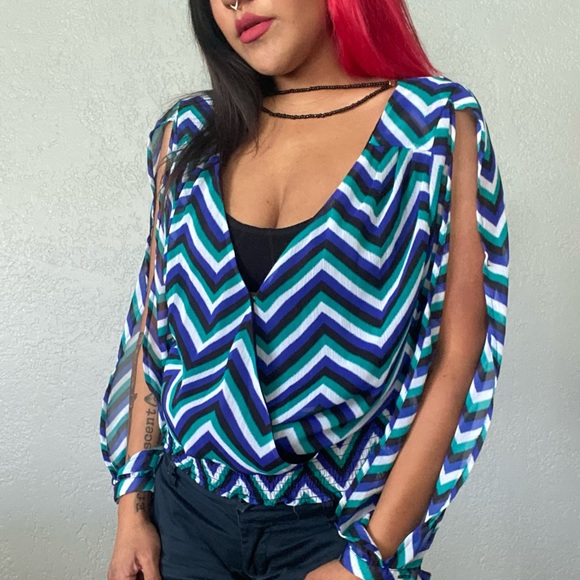 Size L - Blue, Green & White Striped Blouse w/ Sleeve Cut Outs by Guess 🖤 - Picture 1 of 4